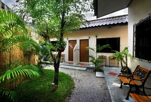 Terrace/patio - Karon Beach Pool Hotel (Karon)