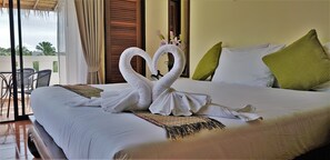 Superior Double Room | In-room safe, soundproofing, free WiFi, bed sheets - Karon Beach Pool Hotel (Karon)