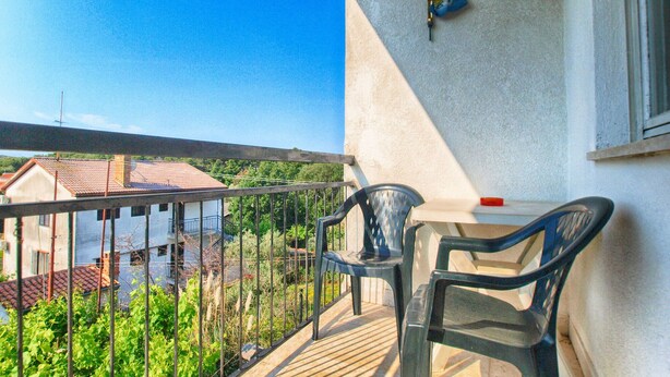 A balcony with a view of houses, a table with chairs, and a hanging air conditioner. - House 1214/11158 (Istria - Banjole), 400m from the beach (Banjole)