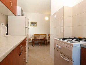 Fridge, microwave, stovetop, coffee/tea maker - Apartment 1215/11159 (Istria - Premantura), 500m from the beach (Premantura)
