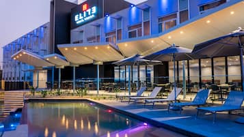 Utomhuspool med öppettider 07.00 till 19.00, och solstolar