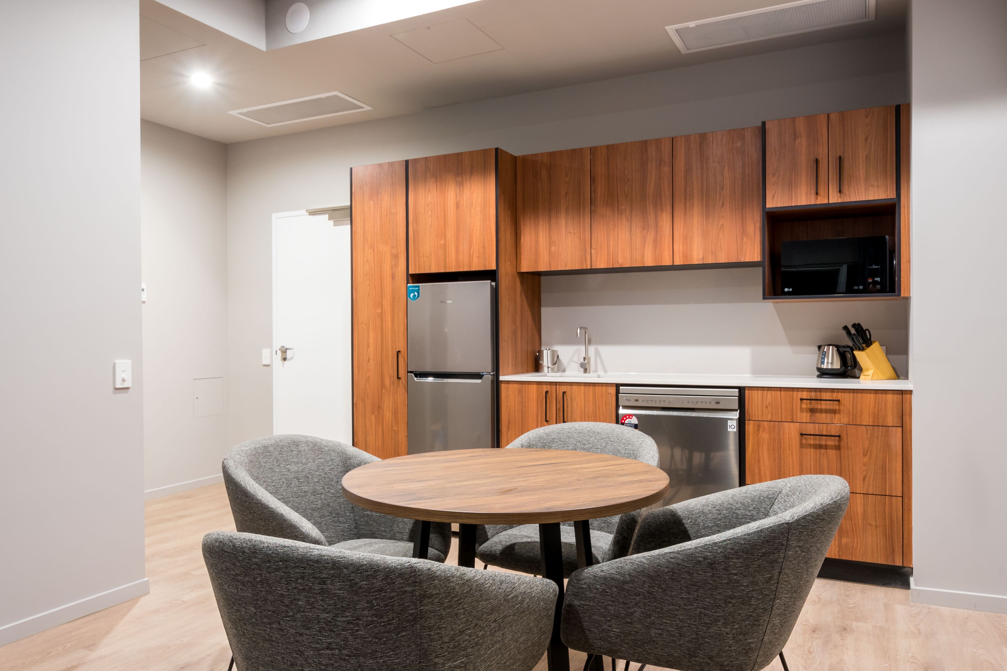 1 bedroom suite - free mini golf | private kitchen | mini-fridge, coffee/tea maker, electric kettle