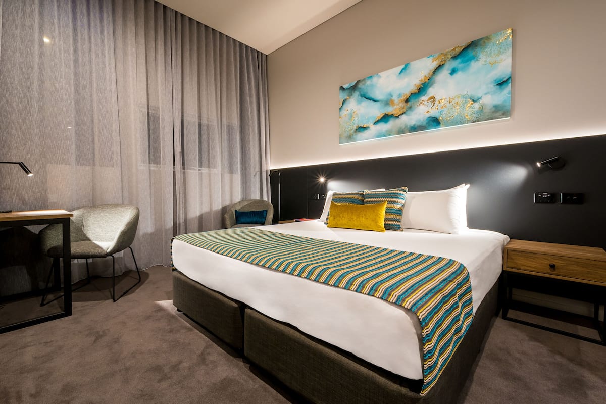 King Room - Free Mini Golf | 1 bedroom, in-room safe, desk, laptop workspace