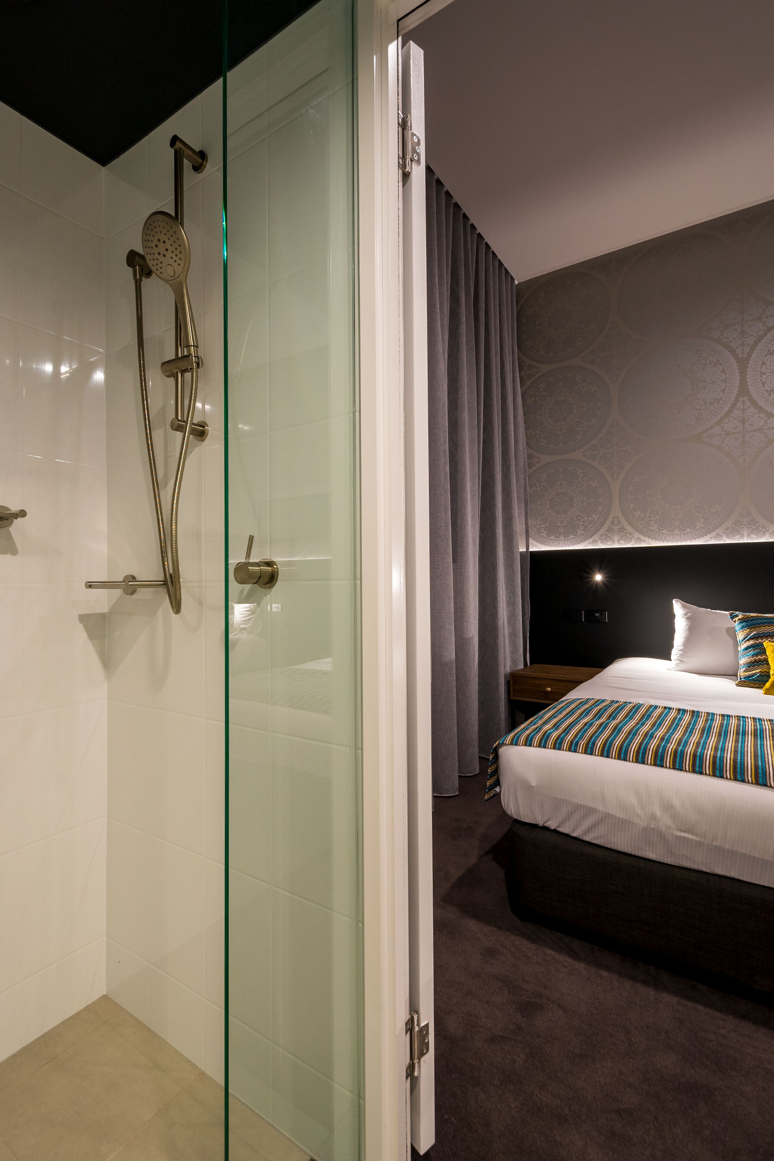 family suite - free mini golf | bathroom | shower, free toiletries, hair dryer, towels
