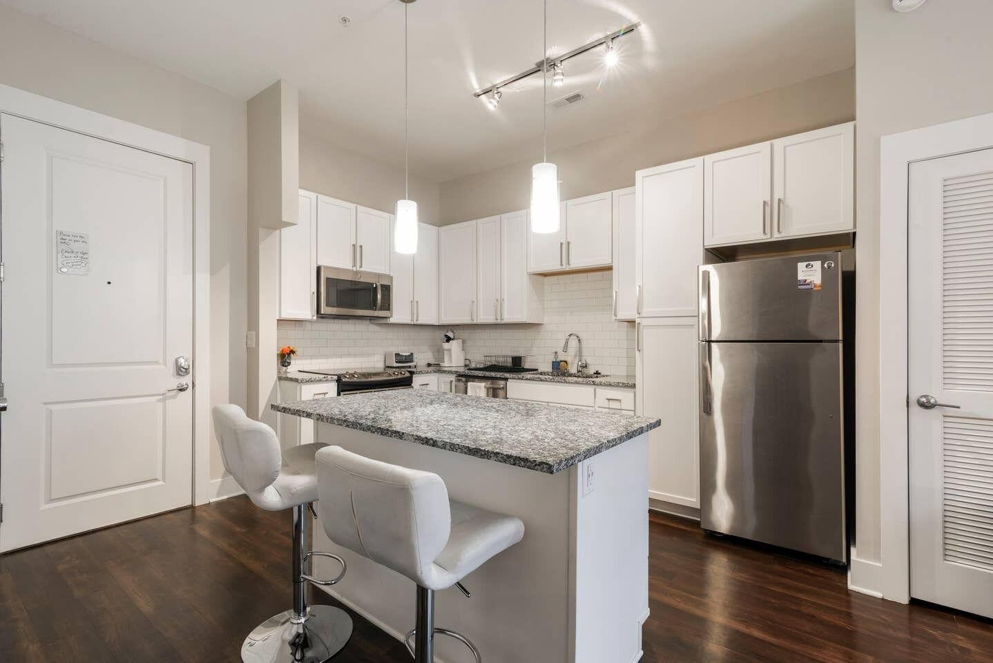 雪櫃、微波爐、焗爐、爐具