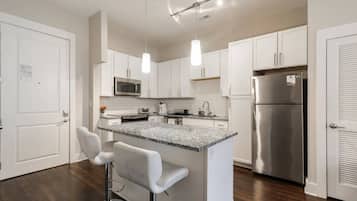 Een koelkast, een magnetron, een oven, een kookplaat