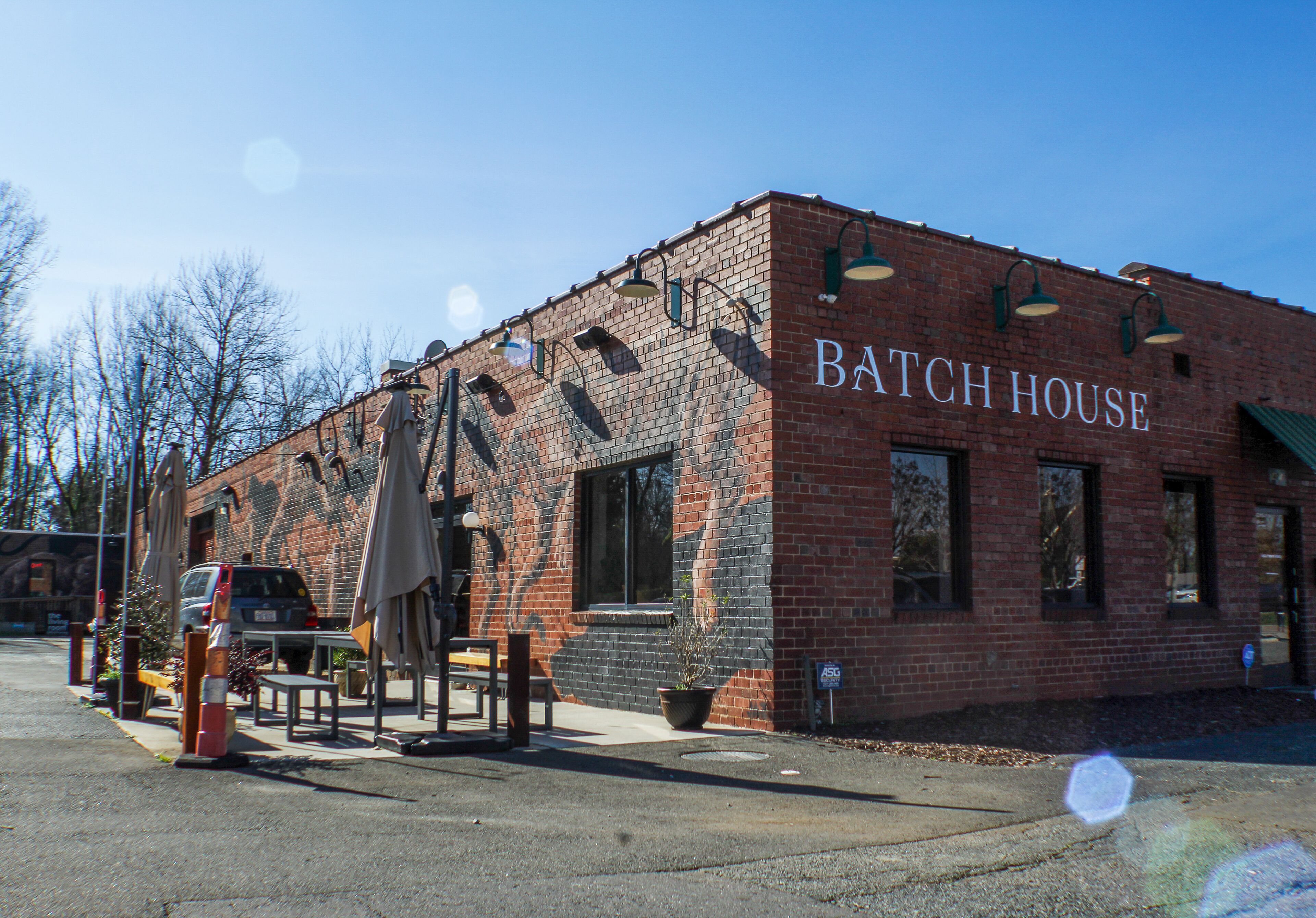 Ein Backsteinhaus mit dem Schild "BATCH HOUSE" an der Seite.