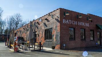 Ein Backsteinhaus mit dem Schild "BATCH HOUSE" an der Seite.