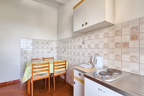 Refrigerador, microondas, placa de cocina, cafetera/tetera