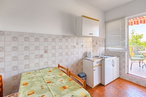 Geladeira, micro-ondas, cooktop, cafeteira/chaleira