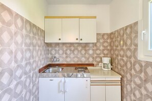 Fridge, microwave, stovetop, coffee/tea maker