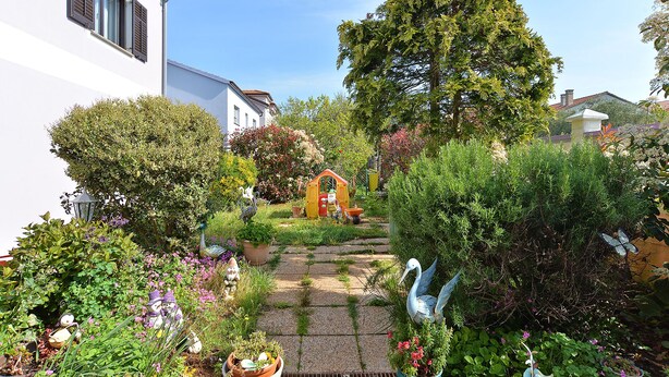 A garden pathway leading to a small playhouse, surrounded by lush greenery and various garden decorations. - Apartment 1223/11186 (Istria - Peroj), 900m from the beach (Peroj)