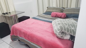 Minibar, tabla de planchar con plancha, wifi gratis y ropa de cama