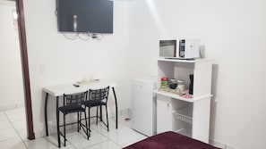 Minibar, tabla de planchar con plancha, wifi gratis y ropa de cama