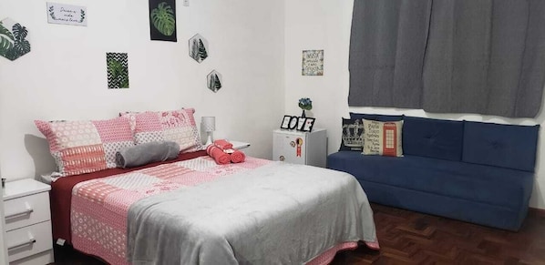 Minibar, tabla de planchar con plancha, wifi gratis y ropa de cama