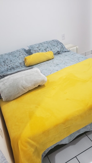 Minibar, tabla de planchar con plancha, wifi gratis y ropa de cama