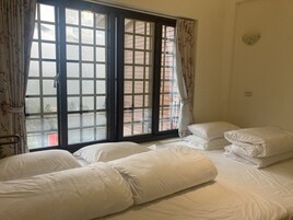 Quadruple Room | Desk, soundproofing, free WiFi, bed sheets