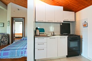 Refrigerador, horno, placa de cocina, cafetera/tetera