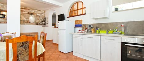 Fridge, oven, stovetop, dishwasher