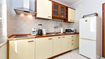 Fridge, oven, stovetop, coffee/tea maker