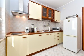 Fridge, oven, stovetop, coffee/tea maker