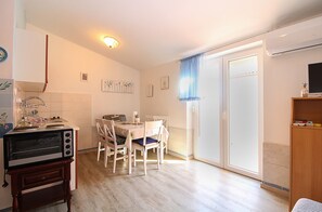 Fridge, microwave, oven, stovetop - Apartment 1236/11795 (Istria - Liznjan), 1500m from the beach (Liznjan)