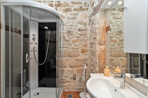 Bathtub - House 1240/11852 (Istria - Rojnići), 15000m from the beach (Rojnići)