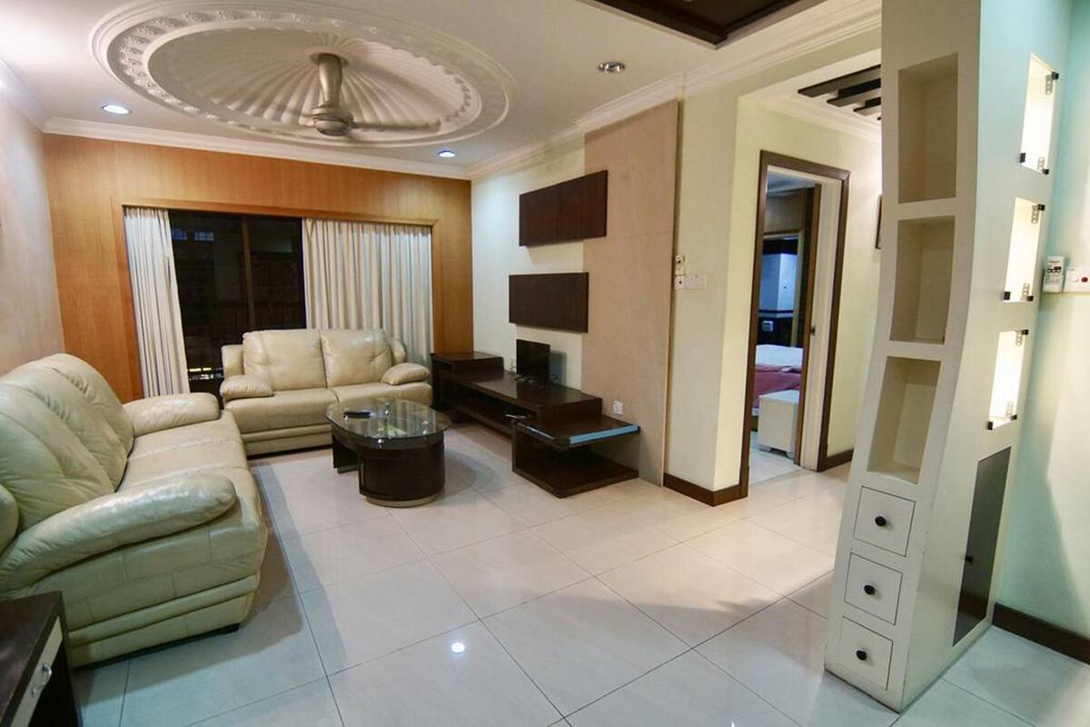 Huoneisto | 1 makuuhuone, työpöytä, silitysrauta/-lauta