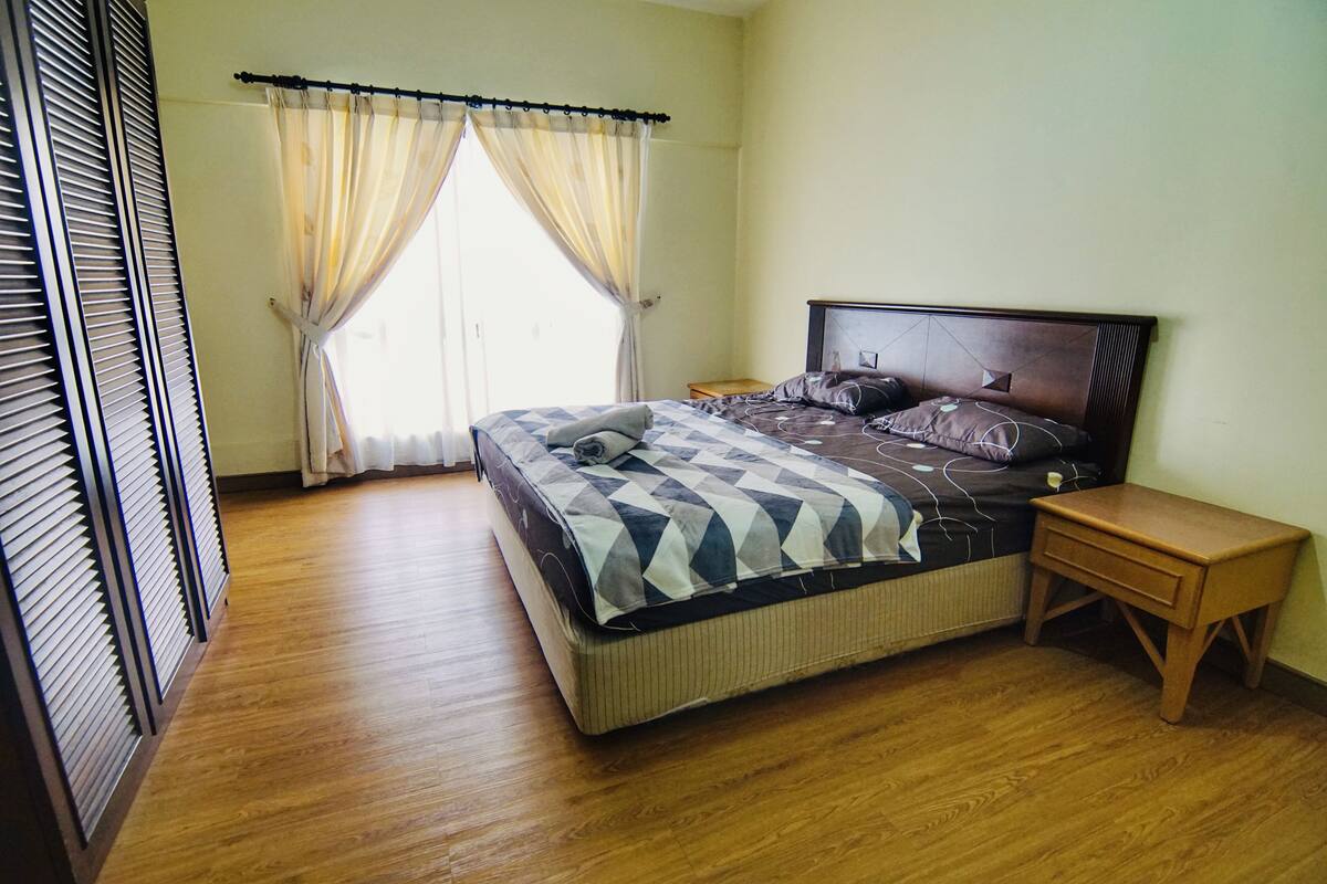 Huoneisto | 1 makuuhuone, työpöytä, silitysrauta/-lauta