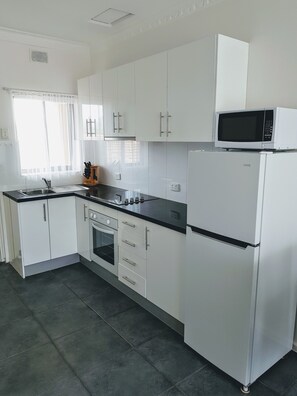Fridge, microwave, oven, stovetop - Zig Zag on Henley ~ Walk to the BEACH ~ Restuarants/cafes ~ Unlimited Wifi (ADELAIDE)