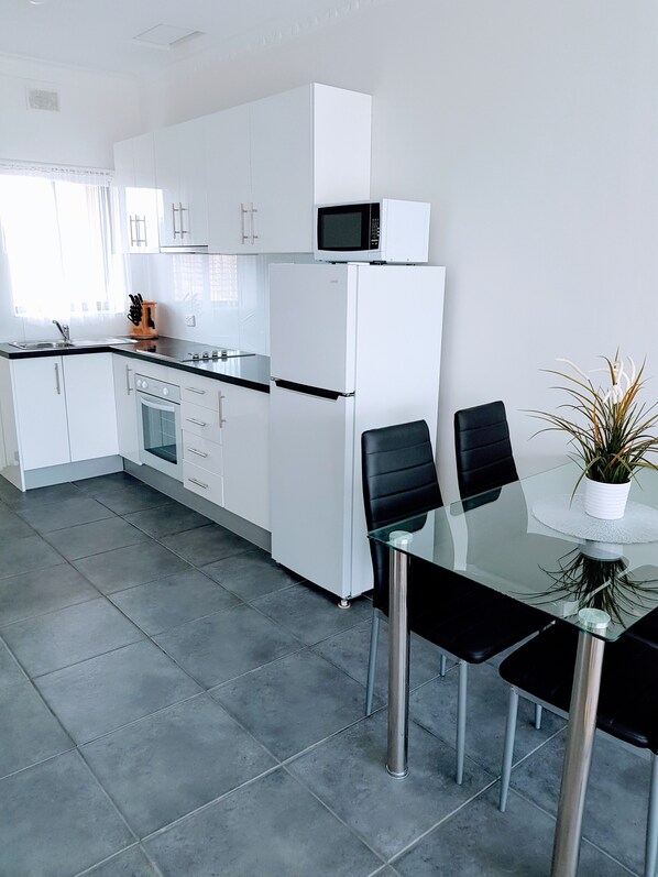 Fridge, microwave, oven, stovetop - Zig Zag on Henley ~ Walk to the BEACH ~ Restuarants/cafes ~ Unlimited Wifi (ADELAIDE)