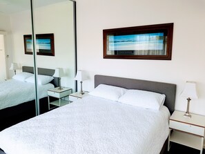 2 bedrooms, desk, iron/ironing board, free WiFi - Zig Zag on Henley ~ Walk to the BEACH ~ Restuarants/cafes ~ Unlimited Wifi (ADELAIDE)