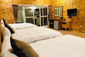 Blackout drapes, free WiFi, bed sheets - Yingjia Hot Spring Homestay (Luye)