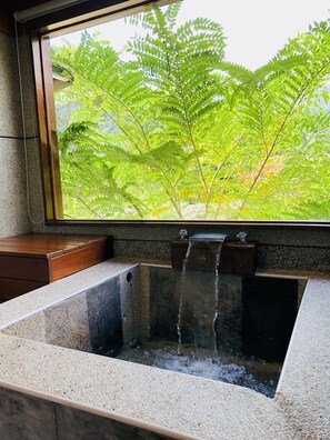 独立的浴缸和淋浴、泉水浴缸、免费洗浴用品、吹风机