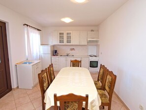 Køleskab, ovn, kogeplade, kaffe-/temaskine