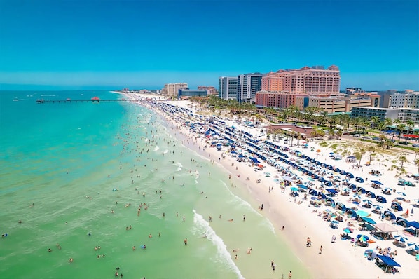Playa en los alrededores, camastros y toallas de playa