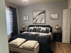 1 soveværelse, pengeskab på værelset, skrivebord, strygejern/strygebræt