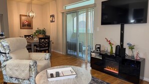 Smart TV, books - Ground Floor Condo in Avalon of Clearwater 3 miles from Clearwater beach (Clearwater)