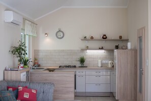 Jääkaappi, mikroaaltouuni, uuni, liesi