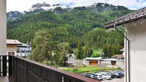 Un balcone con vista su una montagna e un parcheggio.