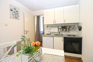 Refrigerador, horno, placa de cocina, cafetera/tetera