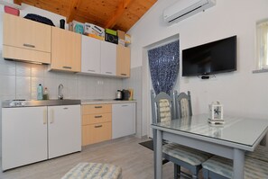 Refrigerador, parrilla de estufa y cafetera y tetera 