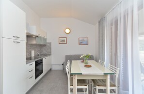 Fridge, oven, stovetop, dishwasher