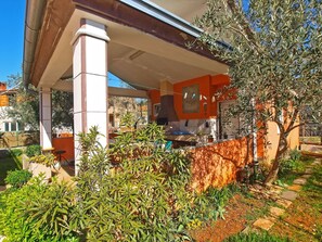 Outdoor dining - Apartment 1306/12413 (Istria - Fažana), 500m from the beach (Fažana)