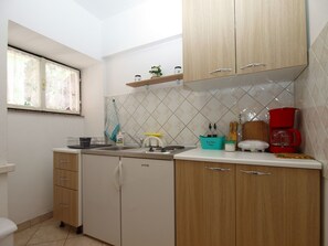 Fridge, stovetop, coffee/tea maker, cookware/dishes/utensils - Apartment 1318/12540 (Istria - Pomer), 700m from the beach (Pomer)
