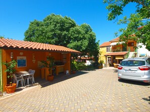 Outdoor dining - Apartment 1318/12541 (Istria - Pomer), 700m from the beach (Pomer)