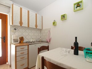 Fridge, stovetop, coffee/tea maker, cookware/dishes/utensils - Apartment 1318/12541 (Istria - Pomer), 700m from the beach (Pomer)