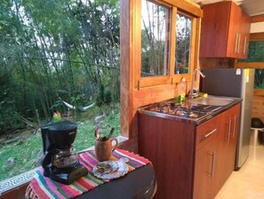 Geladeira, micro-ondas, fogão, cafeteira/chaleira