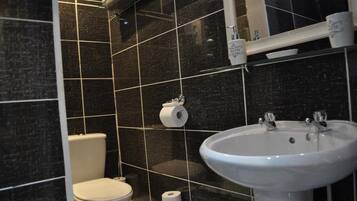 Apartment, 2 Bedrooms | Bathroom | Shower, towels