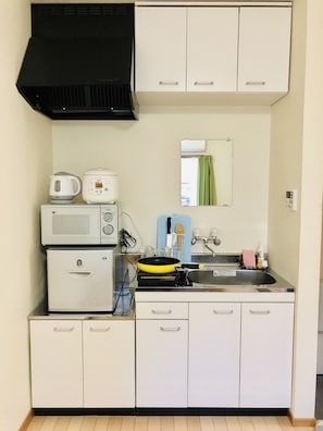 Chambre Double Standard (Left) | Coin cuisine privé | Réfrigérateur, micro-ondes, plaque de cuisson, bouilloire électrique